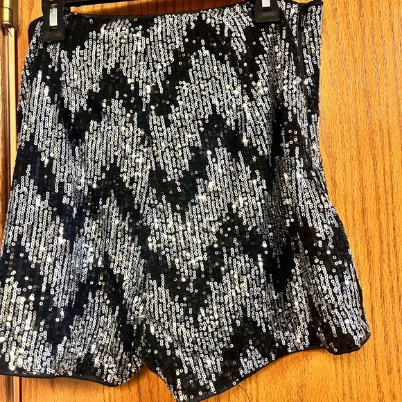 Sequin pull on shorts - Picture 2 of 3